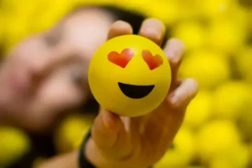 Kalp Gözlü Gülümseme 😍 Emoji Kopyala